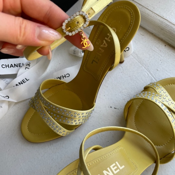 Chanel yellow gold rhinestone heels - Picture 3 of 6